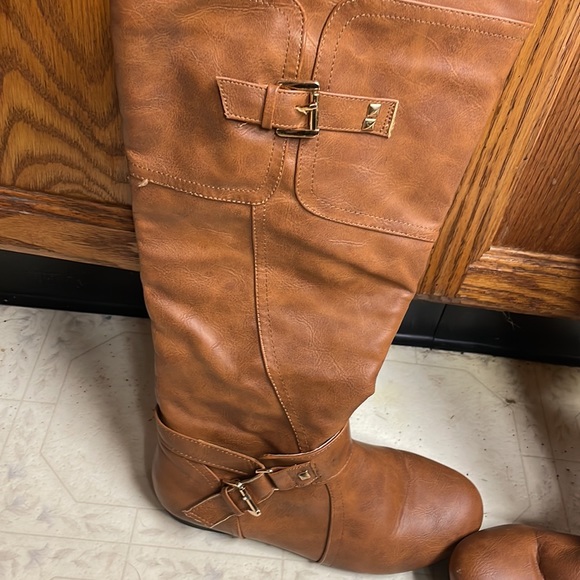 Tan, boots that come up to your calf. - Picture 2 of 7